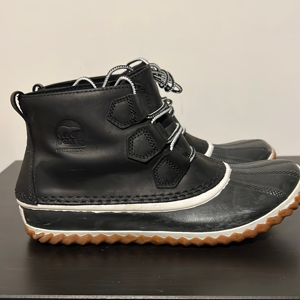 Sore Out n About black leather duck boot